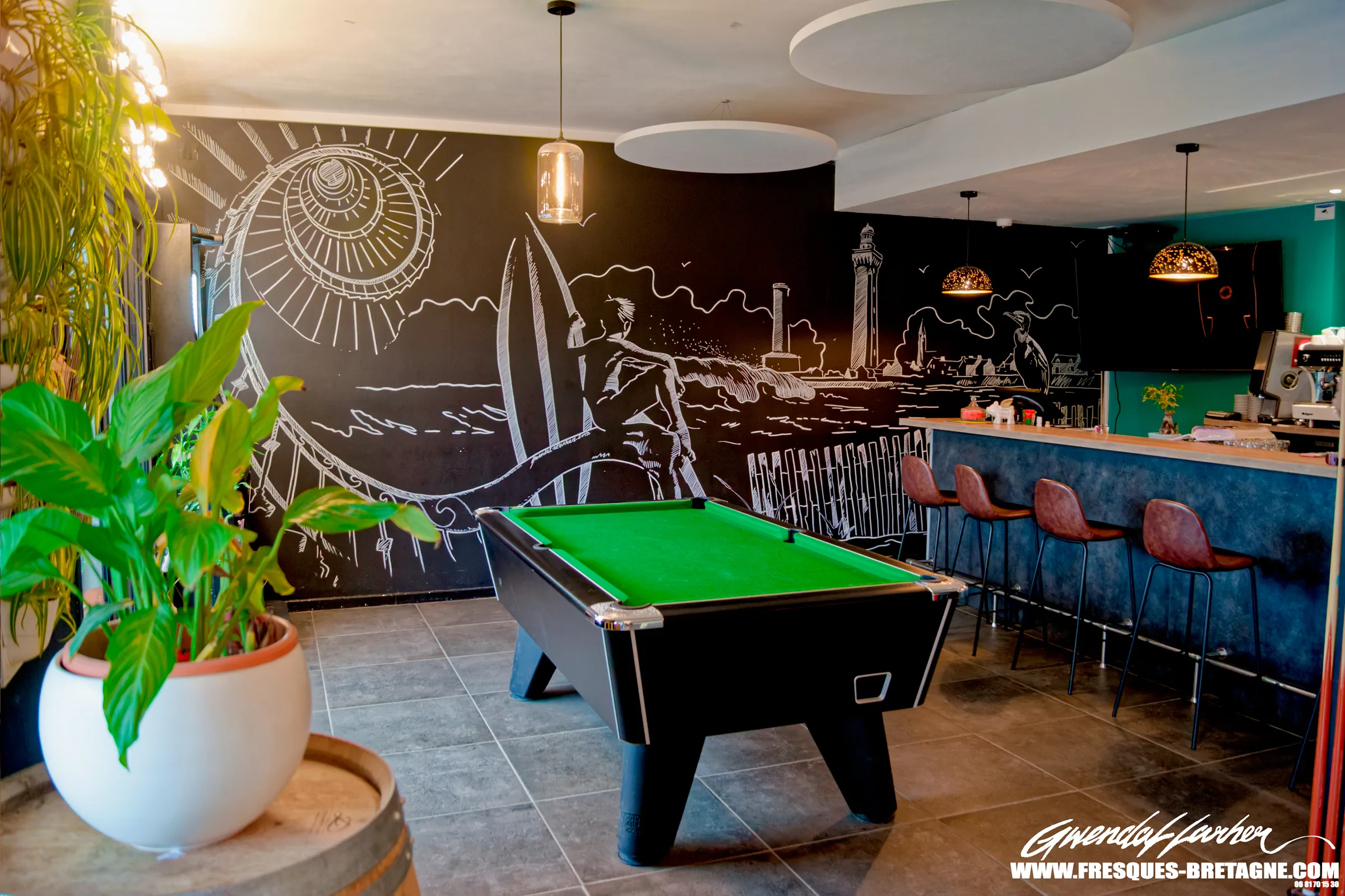 Décoration murale style surf lifestyle pour le bar Tom Café à Penmarc'h
